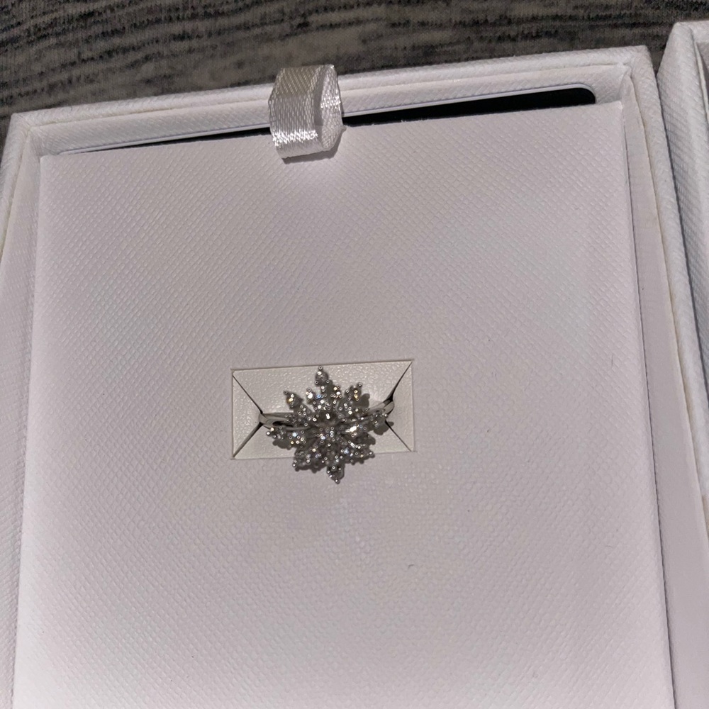 Marilyn Monroe White Gold Rings - Picture 1 of 3